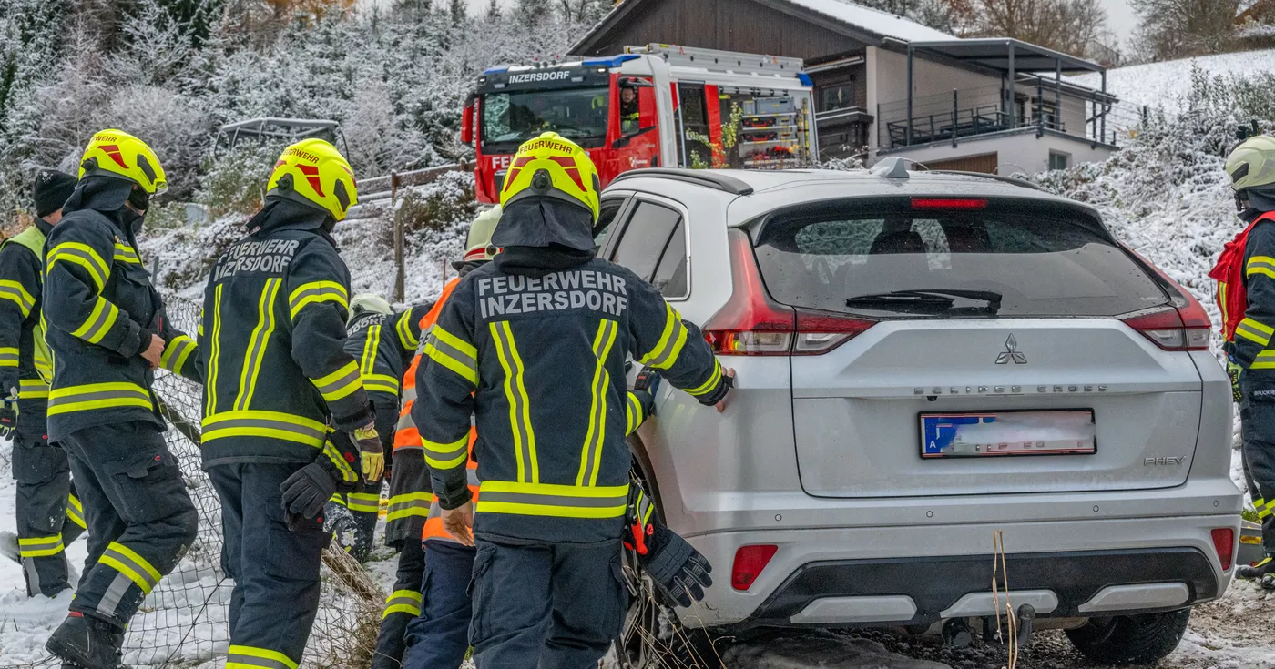 Titelbild: PKW rutscht gegen Gartenzaun - Feuerwehr Inzersdorf im Einsatz