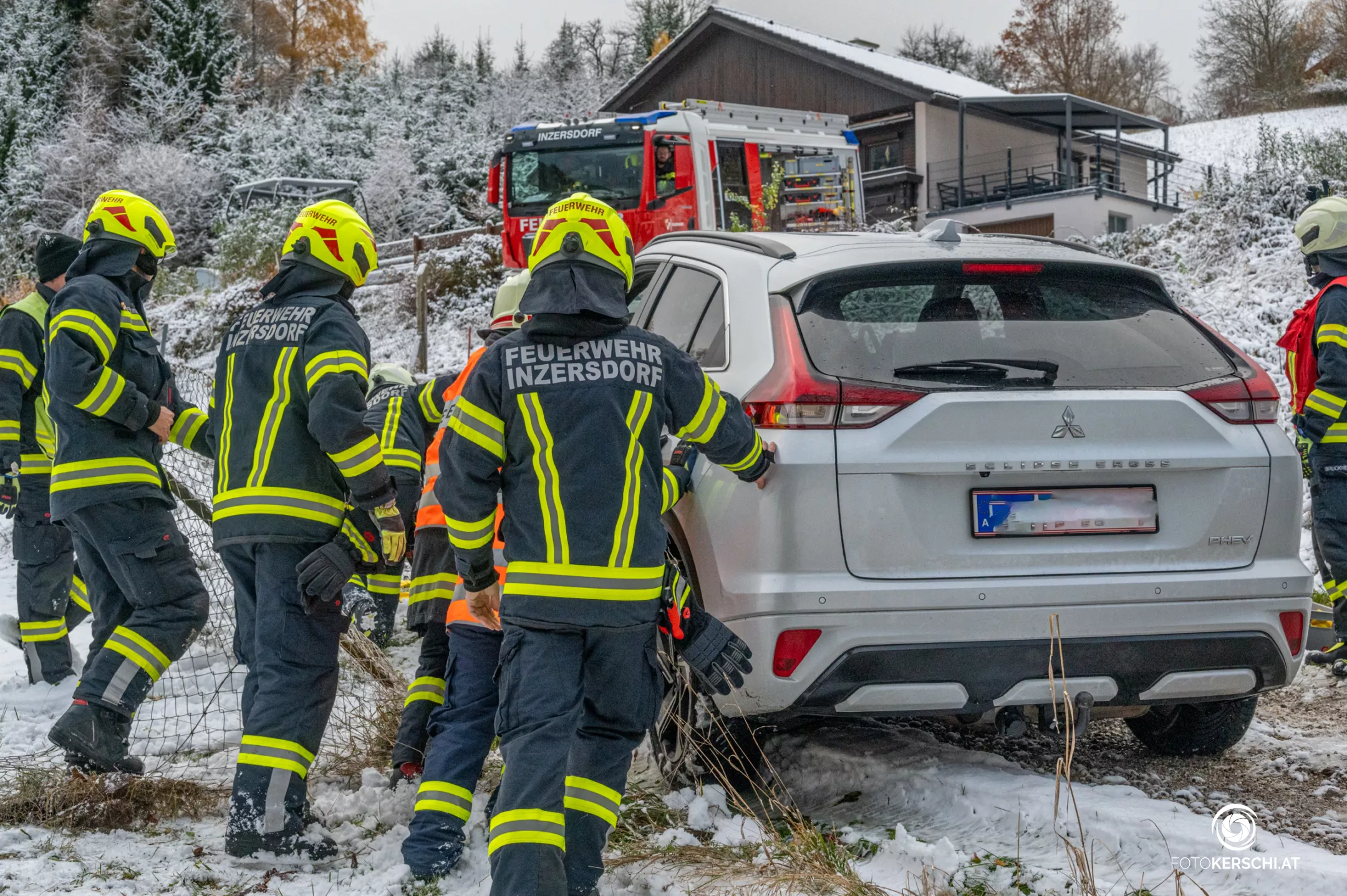 PKW rutscht gegen Gartenzaun - Feuerwehr Inzersdorf im Einsatz