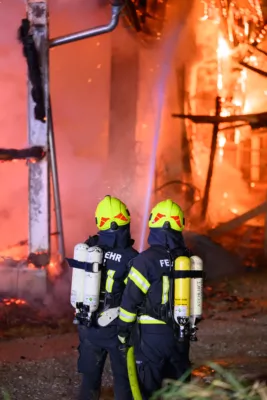 Bauernhofbrand - Über 29 Stiere fielen Feuer zum Opfer FOKE-2023112907054365-046.jpg