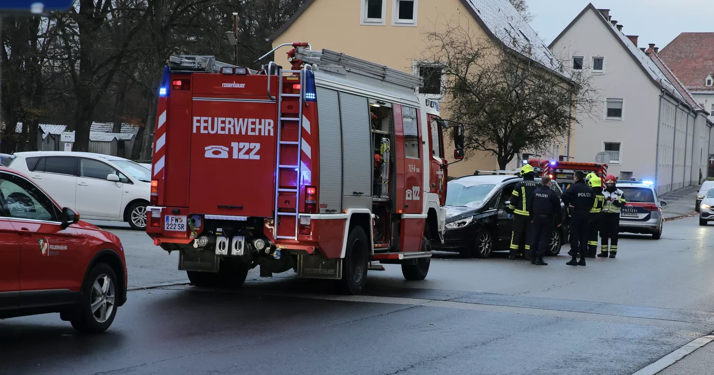 Titelbild: Verkehrsunfall im Münichholz - Zum Glück keine Person eingeklemmt