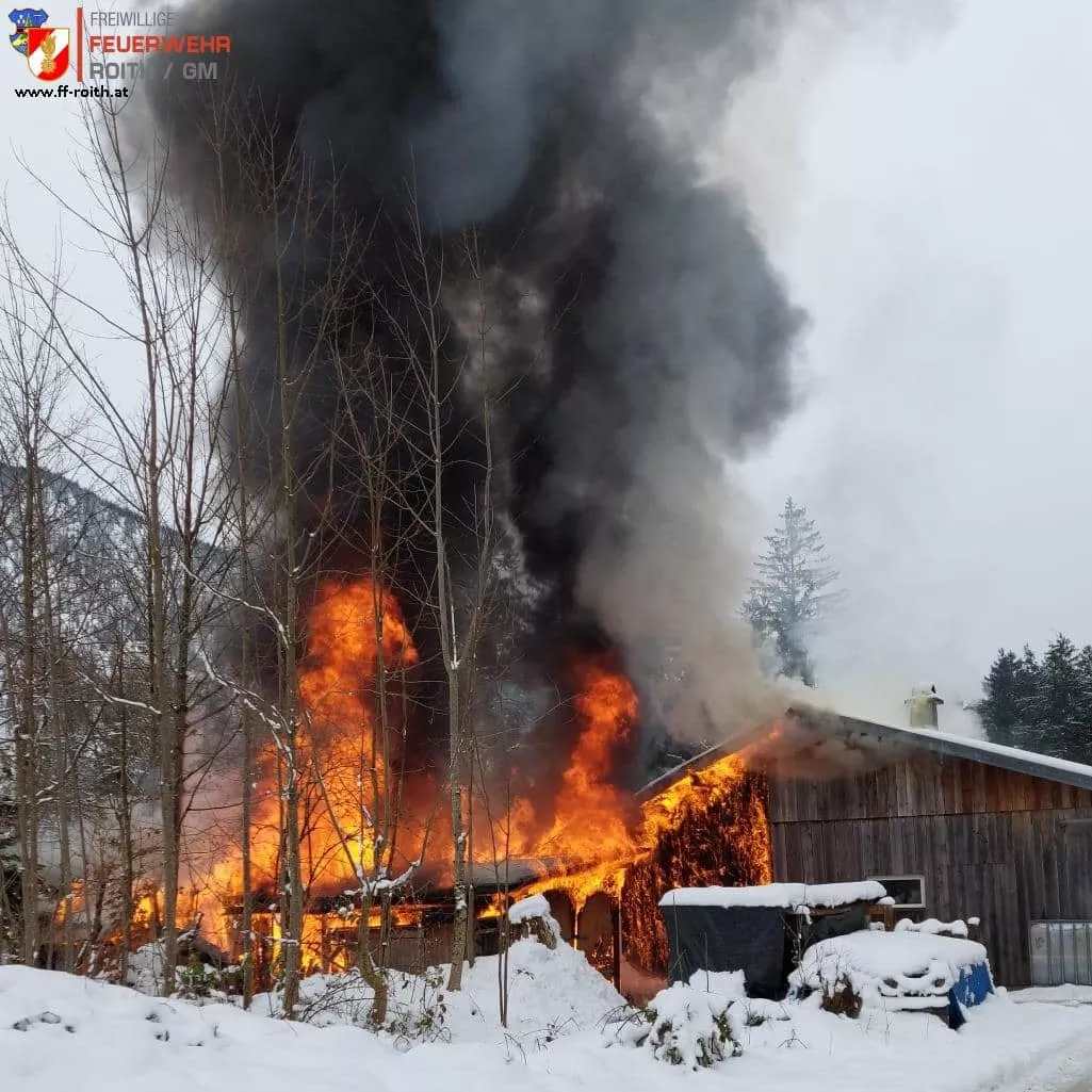 Feuerwehr gegen lodernde Flammen im Einsatz