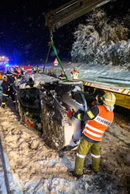 Fahrzeug verunglückt auf eisiger Fahrbahn in Hofkirchen FOKE-2023120219506794-262.jpg