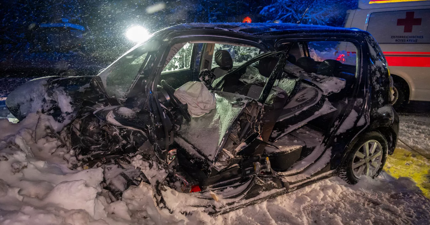Schwerer Verkehrsunfall in Gschwandt fordert drei Verletzte
