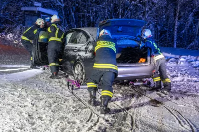 Schwerer Verkehrsunfall in Gschwandt fordert drei Verletzte DSC-9705.jpg
