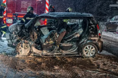 Schwerer Verkehrsunfall in Gschwandt fordert drei Verletzte DSC-9872.jpg