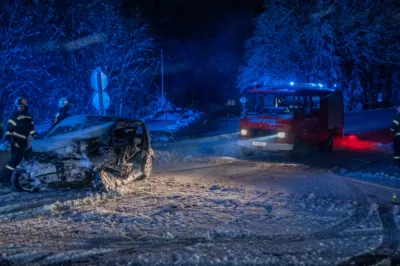 Schwerer Verkehrsunfall in Gschwandt fordert drei Verletzte DSC-9880.jpg