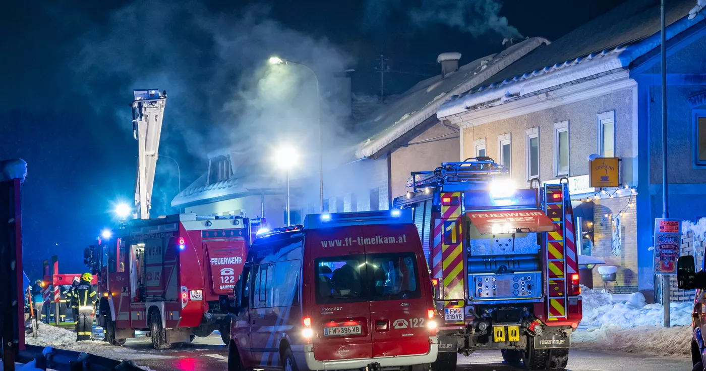 13 Feuerwehren bei Großbrand in Lenzing im Einsatz