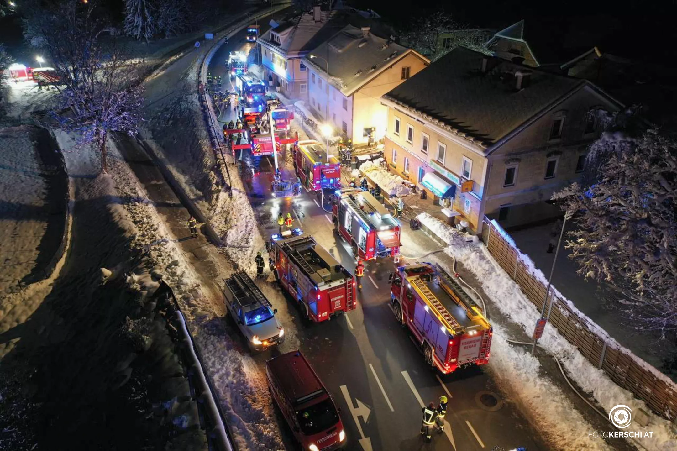 13 Feuerwehren bei Großbrand in Lenzing im Einsatz
