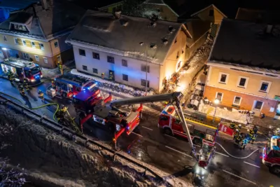 13 Feuerwehren bei Großbrand in Lenzing im Einsatz DJI-0558.jpg