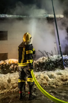 13 Feuerwehren bei Großbrand in Lenzing im Einsatz DSC-9187.jpg