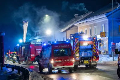 13 Feuerwehren bei Großbrand in Lenzing im Einsatz DSC-9198.jpg