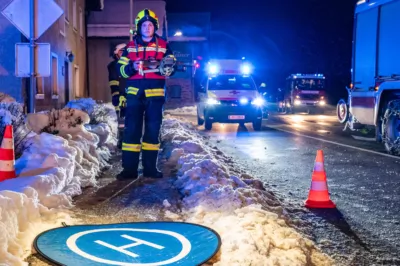 13 Feuerwehren bei Großbrand in Lenzing im Einsatz DSC-9235.jpg