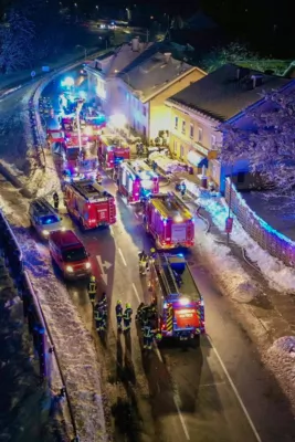 13 Feuerwehren bei Großbrand in Lenzing im Einsatz IMG-6786.jpg