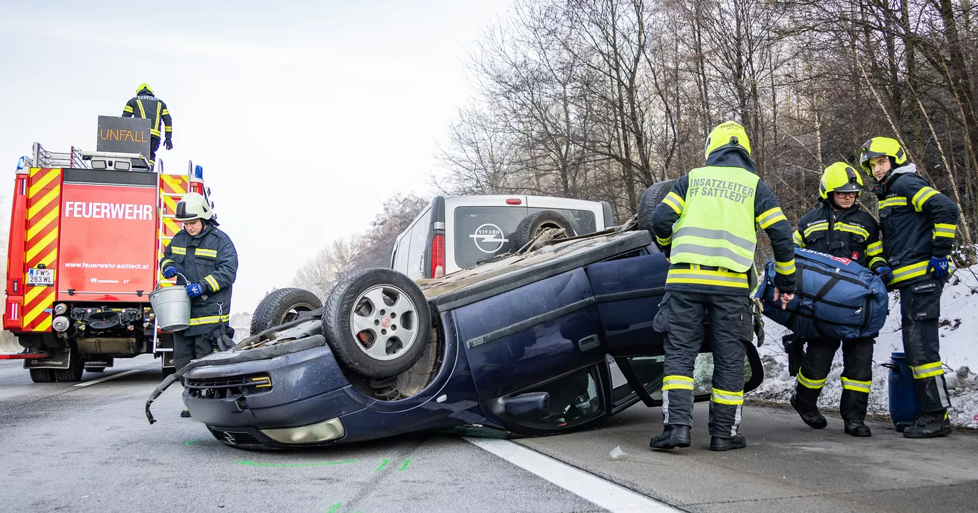 Titelbild: Spektakulärer Unfall ohne Verletzte auf West Autobahn A1 bei Kilometer 192