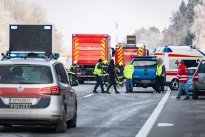 Spektakulärer Unfall ohne Verletzte auf West Autobahn A1 bei Kilometer 192 BAYER-AB2-4002.jpg
