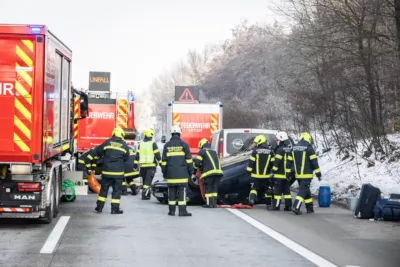 Spektakulärer Unfall ohne Verletzte auf West Autobahn A1 bei Kilometer 192 BAYER-AB2-4042.jpg