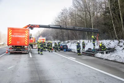 Spektakulärer Unfall ohne Verletzte auf West Autobahn A1 bei Kilometer 192 BAYER-AB2-4082.jpg