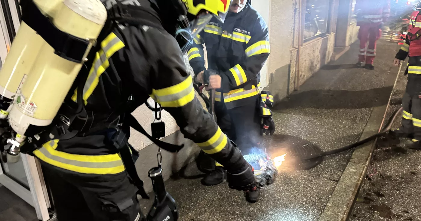 Mondsee: Polizist und Feuerwehr löschen Brand in Lokal