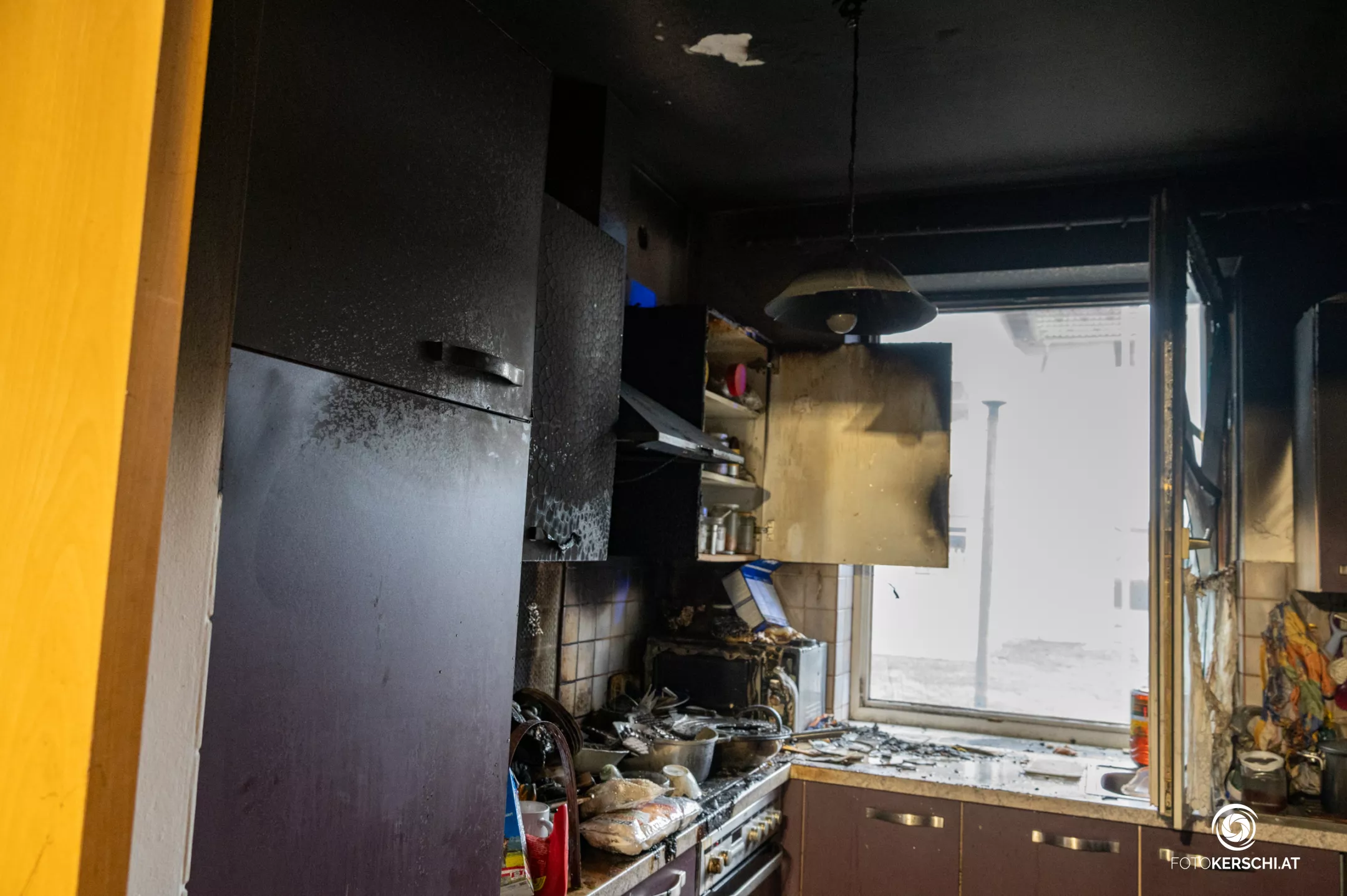 Küchenbrand in Laakirchen: Evakuierung von Mehrparteienhaus