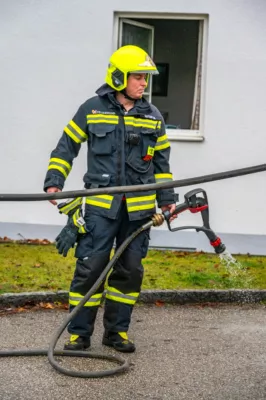 Küchenbrand in Laakirchen: Evakuierung von Mehrparteienhaus DSC-0867.jpg