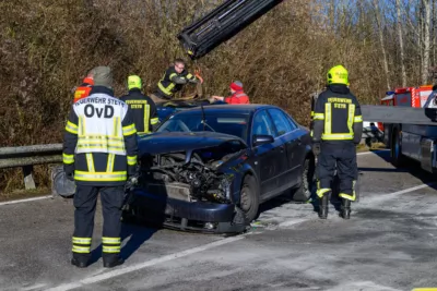 Verkehrsunfall in Steyr forderte drei Verletzte FOKE-2023121812535547-090.jpg