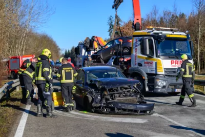 Verkehrsunfall in Steyr forderte drei Verletzte FOKE-2023121812555560-086.jpg