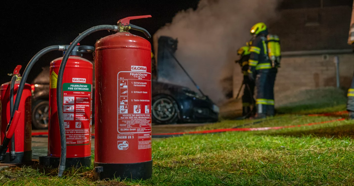 Titelbild: Feuerwehrmann entdeckt Fahrzeugbrand - Feuerwehr Schlierbach im Einsatz