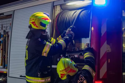 Feuerwehrmann entdeckt Fahrzeugbrand - Feuerwehr Schlierbach im Einsatz DSC-1513.jpg