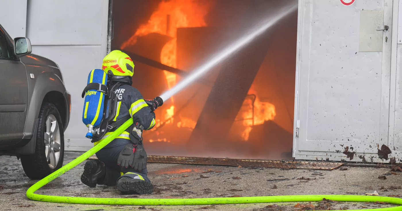 Titelbild: Großbrand in einem Gewerbebetrieb in Hörsching