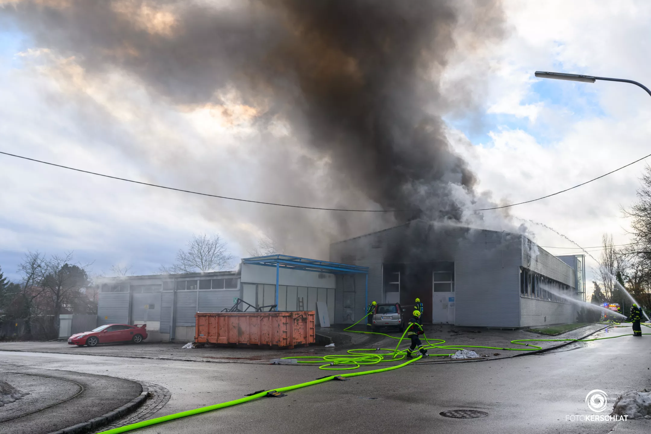 Großbrand in einem Gewerbebetrieb in Hörsching
