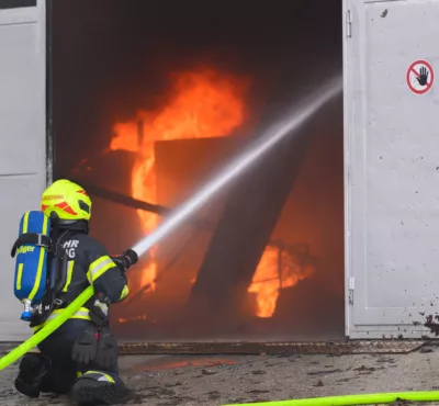 Großbrand in einem Gewerbebetrieb in Hörsching TEAM-2023122015295626-004.jpg