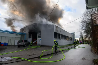 Großbrand in einem Gewerbebetrieb in Hörsching TEAM-2023122015297675-006.jpg