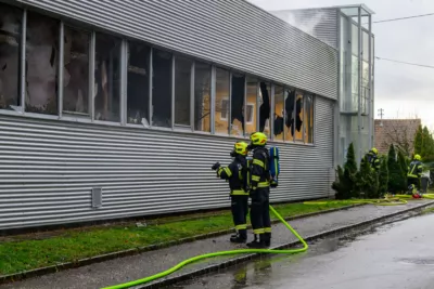 Großbrand in einem Gewerbebetrieb in Hörsching TEAM-2023122015305632-021.jpg