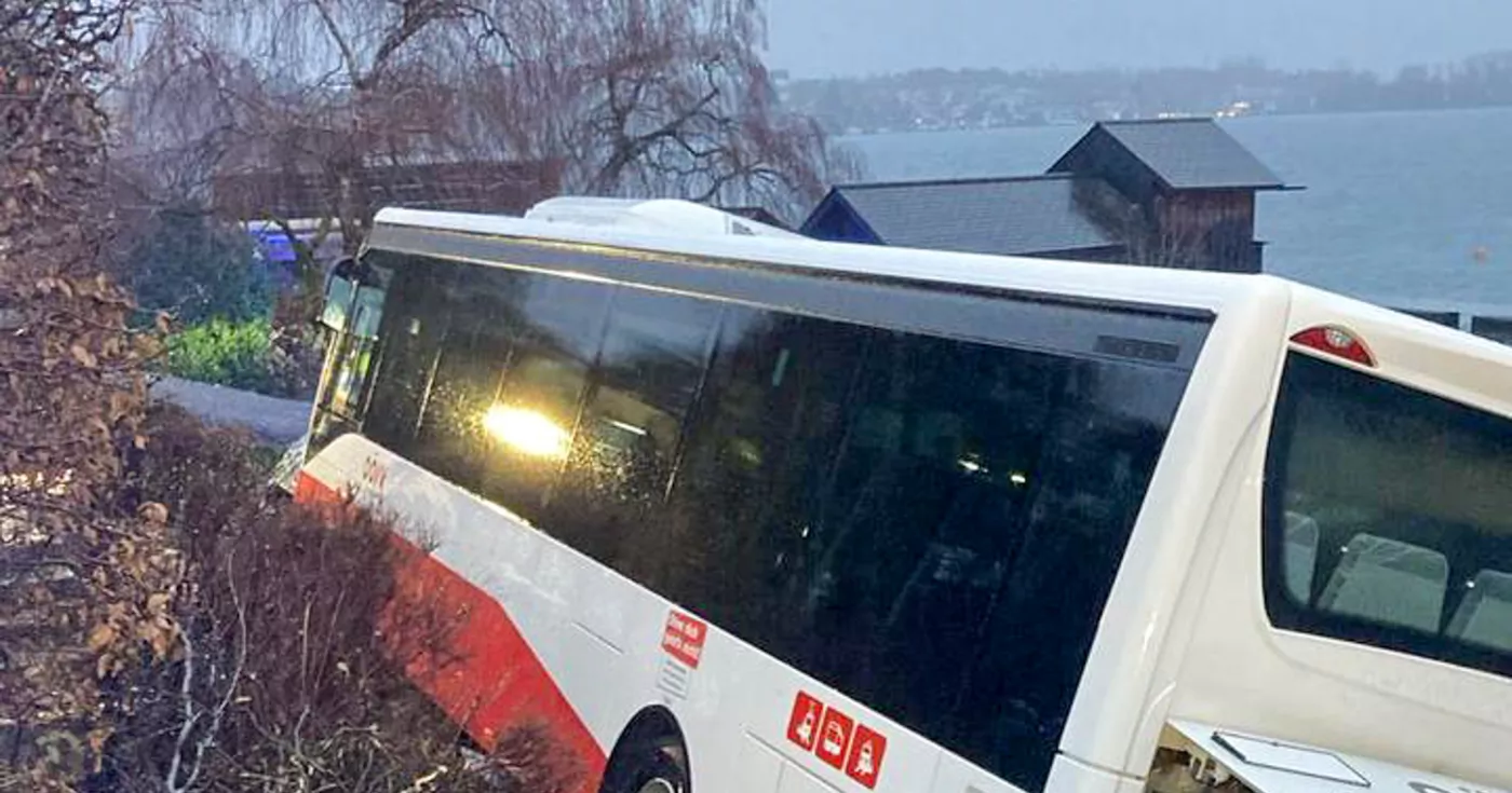 Titelbild: Schwerer Verkehrsunfall mit Linienbus in Seewalchen