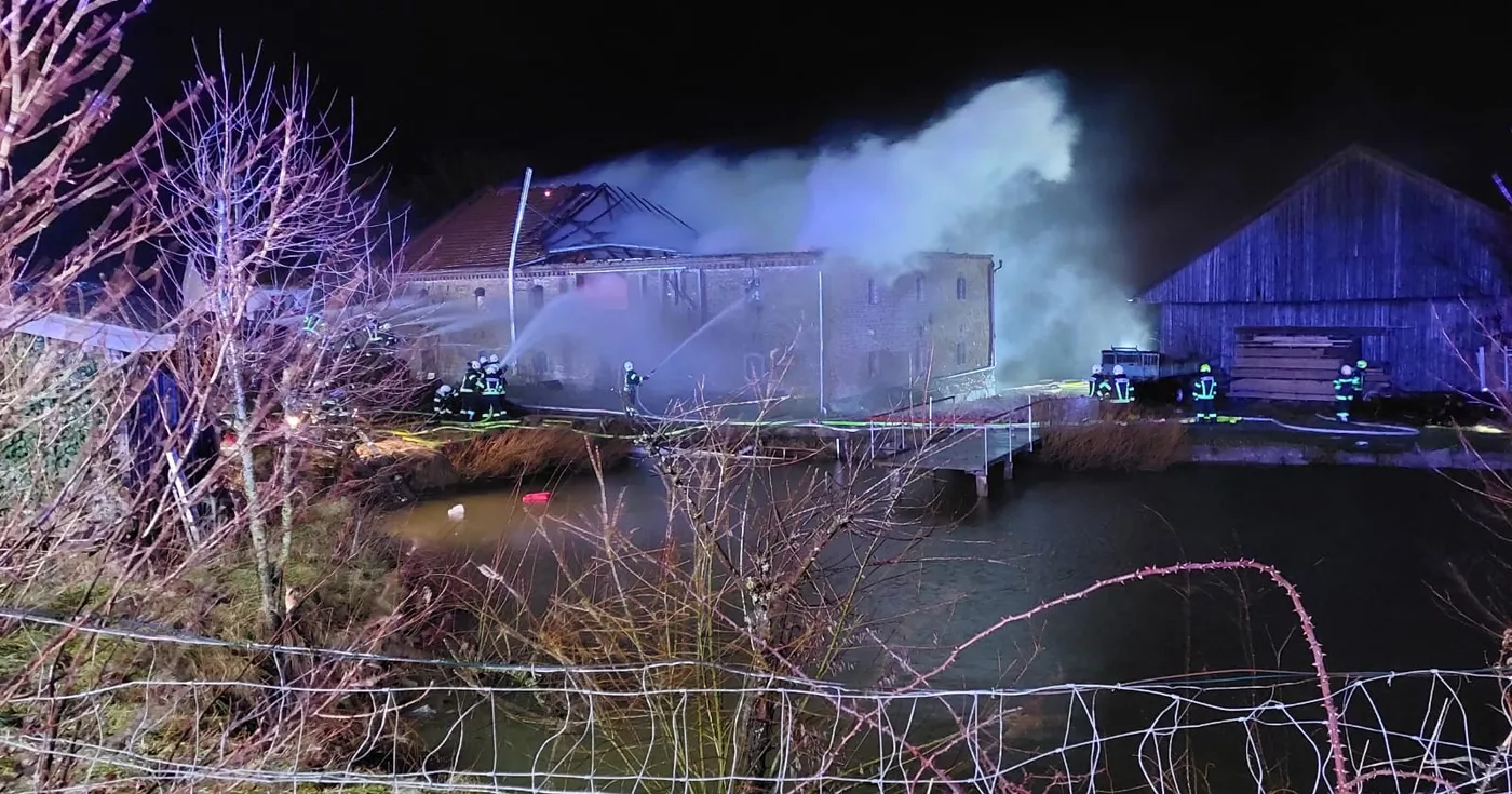 Titelbild: Neun Feuerwehren bei Brand eines landwirtschaftlichen Gebäudes im Einsatz