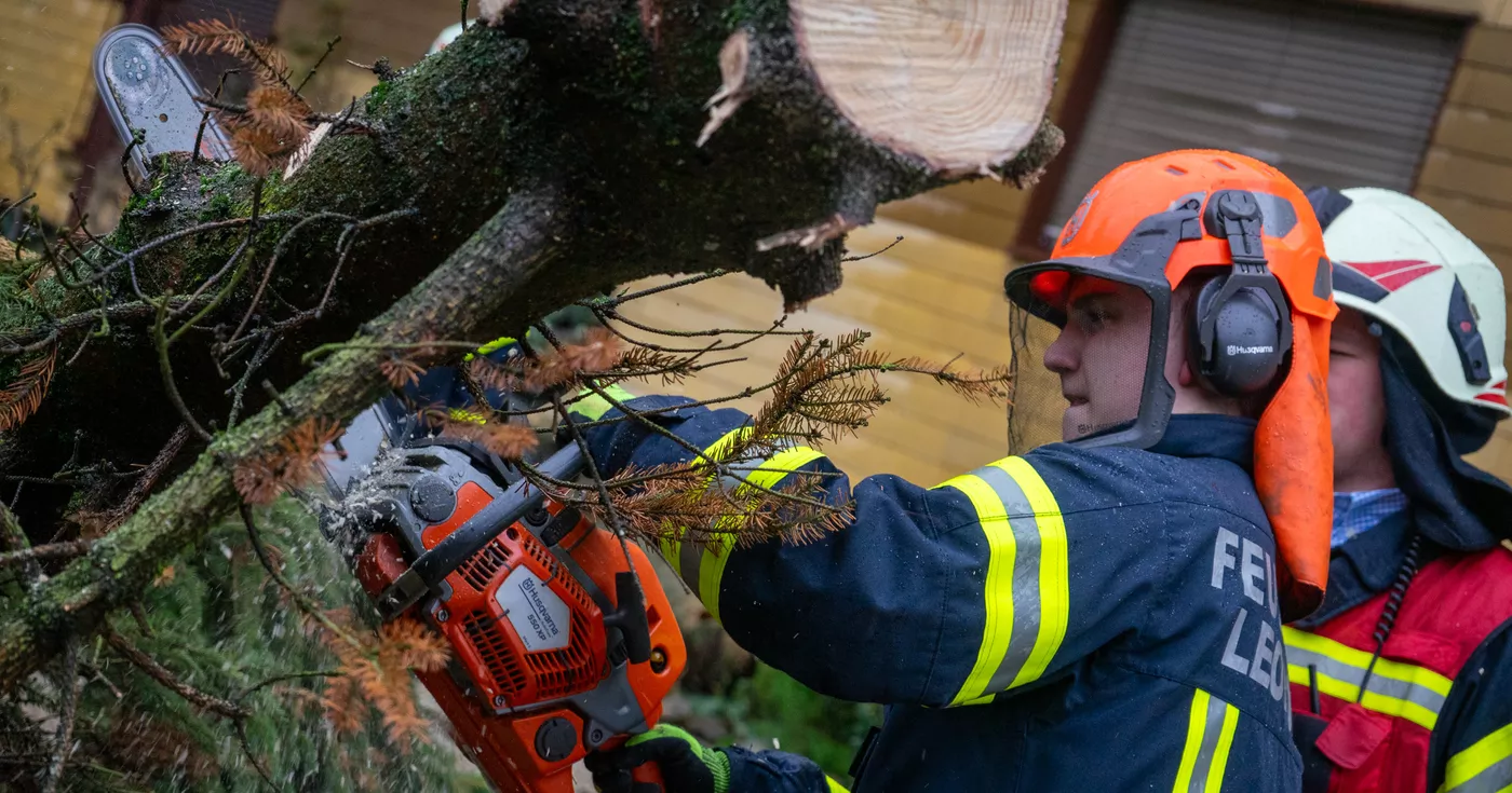 Sturm und Regen sorgen für zahlreiche Einsätze der Feuerwehren in OÖ