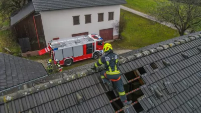 Sturm und Regen sorgen für zahlreiche Einsätze der Feuerwehren in OÖ Sturmschaden in Inzersdorf im Kremstal