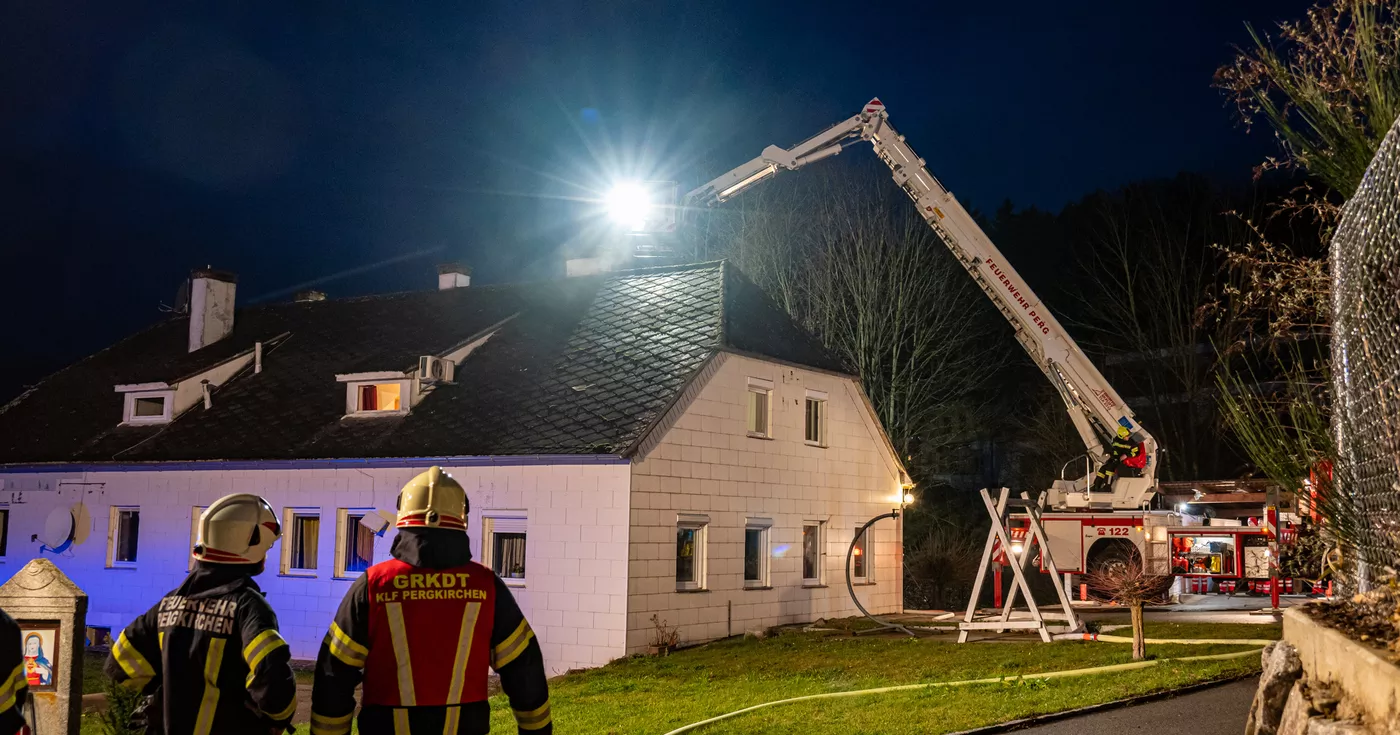 Brand in einem Wohnhaus – Feuerwehr rettet eine Person