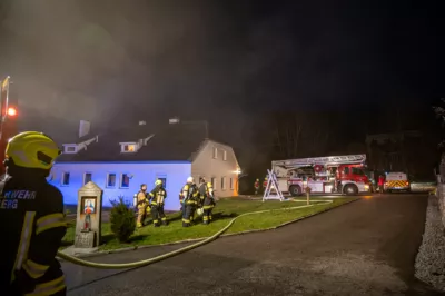 Brand in einem Wohnhaus – Feuerwehr rettet eine Person BRANDSTAETTER-20231225-19.jpg