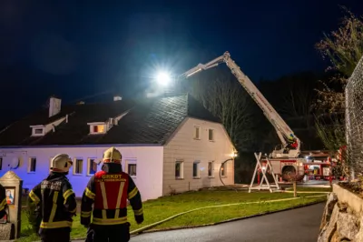 Brand in einem Wohnhaus – Feuerwehr rettet eine Person BRANDSTAETTER-20231225-40.jpg