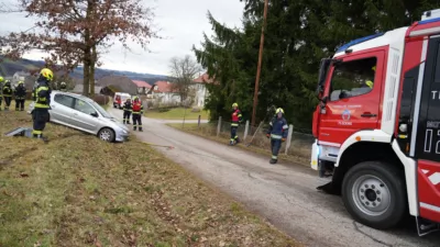 PKW kracht in St. Martin im Mühlkreis gegen Baum - eine Person verletzt fkstore-90779.jpg
