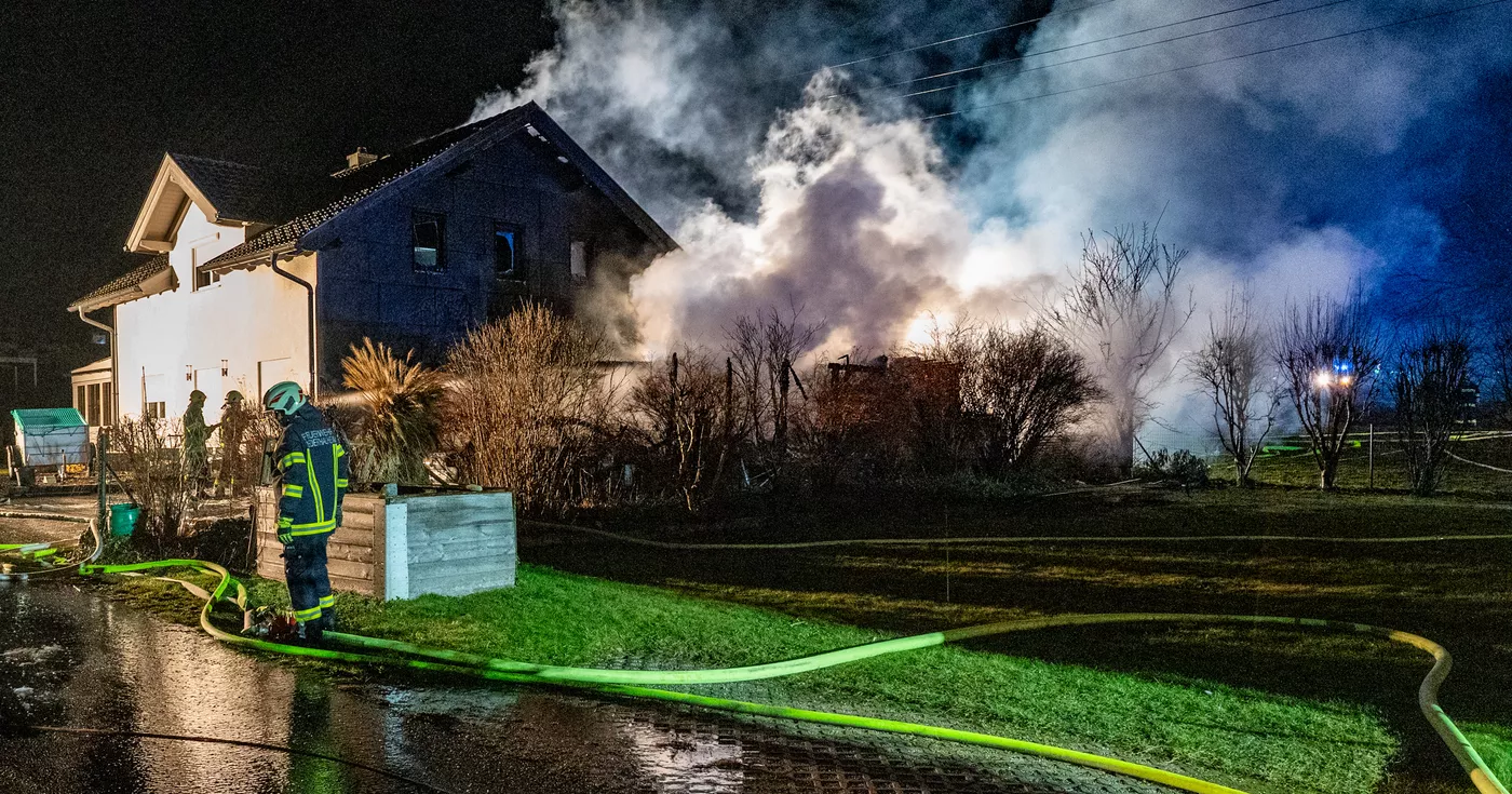 Großbrand in Niederthalheim fordert elf Feuerwehren am Neujahrstag