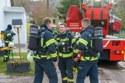 PKW Brand in Landwirtschaftlichem Objekt - Elf Feuerwehren im Einsatz DSC04389.jpg