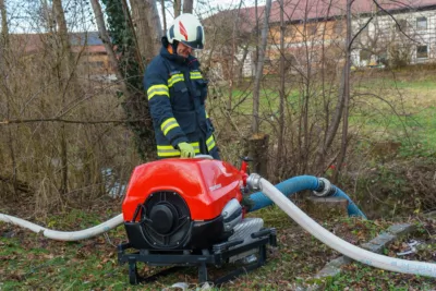 PKW Brand in Landwirtschaftlichem Objekt - Elf Feuerwehren im Einsatz DSC04394.jpg