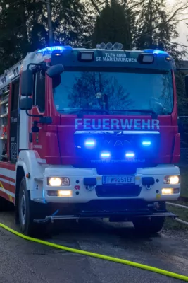 PKW Brand in Landwirtschaftlichem Objekt - Elf Feuerwehren im Einsatz DSC04464.jpg