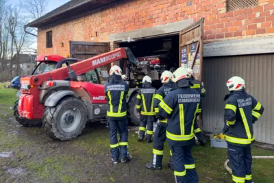 PKW Brand in Landwirtschaftlichem Objekt - Elf Feuerwehren im Einsatz IMG-0257.jpg