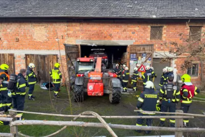 PKW Brand in Landwirtschaftlichem Objekt - Elf Feuerwehren im Einsatz IMG-0262.jpg