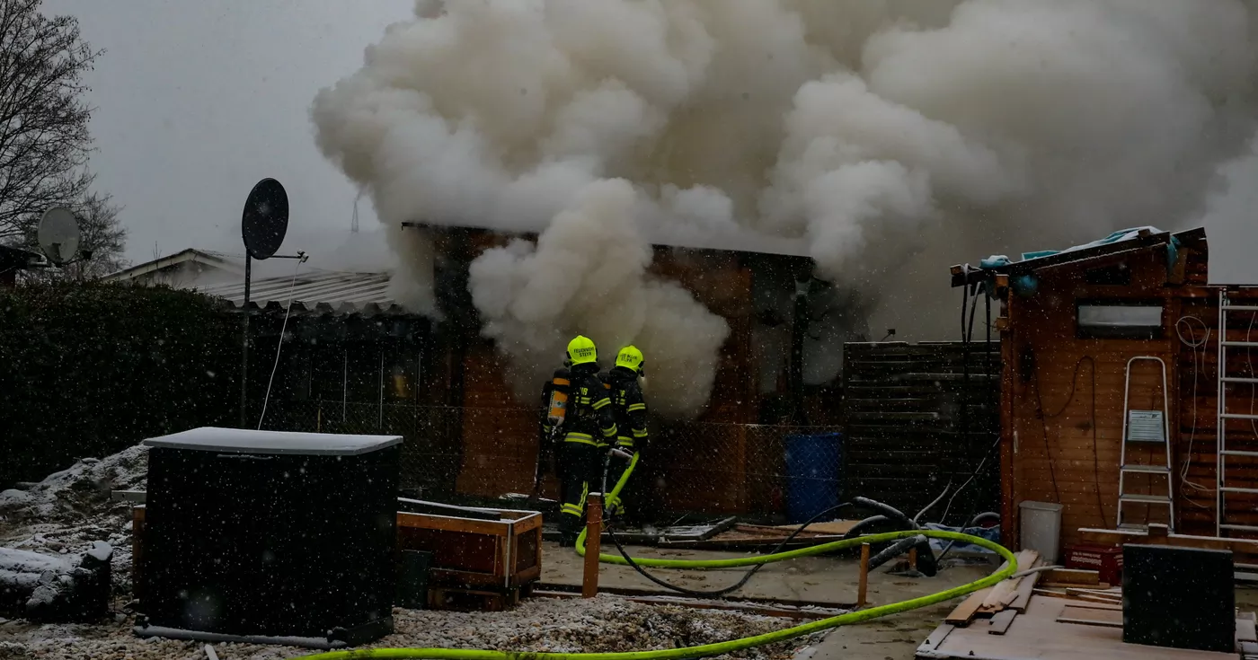 Titelbild: Feuerwehr Steyr im Einsatz: Brand in Gartensiedlung