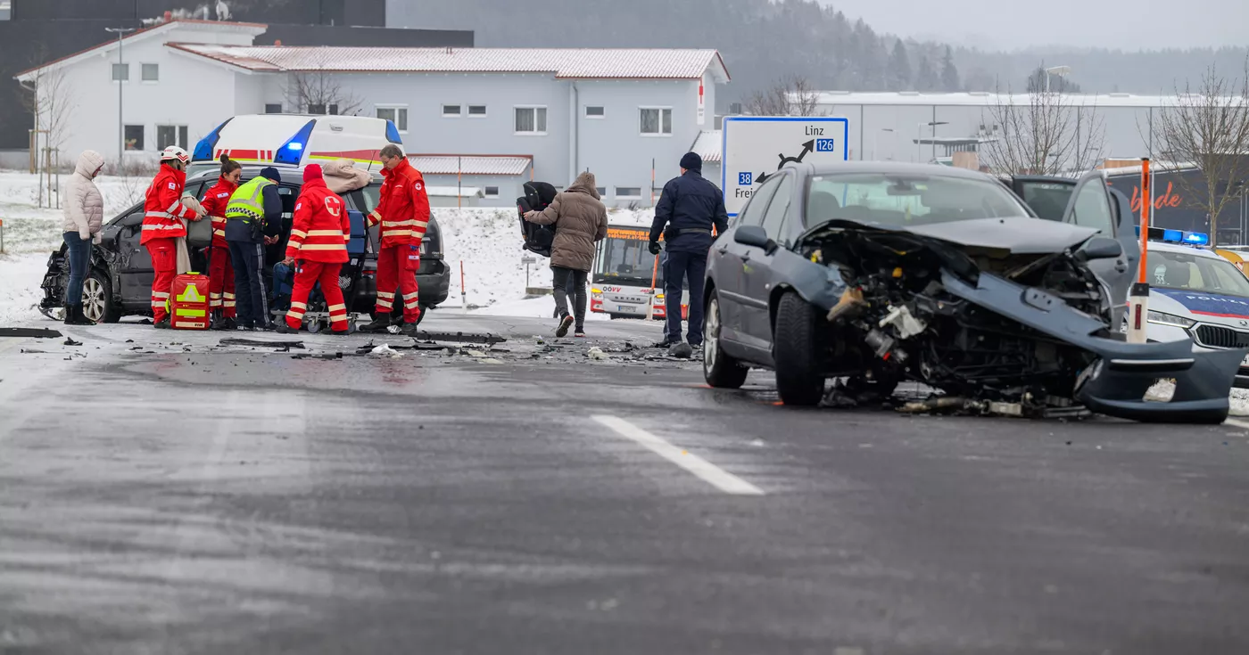 Titelbild: Verkehrsunfall bei winterlichen Fahrbahrverhältnissen