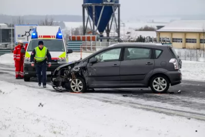 Verkehrsunfall bei winterlichen Fahrbahrverhältnissen 10.jpg
